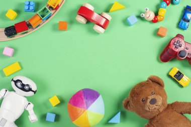 Bebek çocuklar oyuncak çerçeve oyuncak ayı, oyuncak arabalar, robot, renkli tuğlalar, pembe bir arka plan küpleri ile