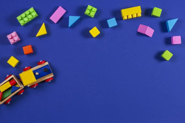 Trä leksakståg med färgglada kuber på blå bakgrund — Stockfoto