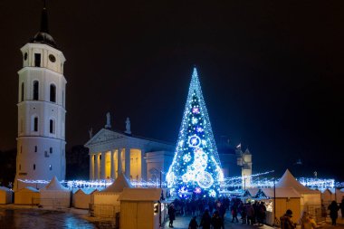 Vilnius, Litvanya - 02 Aralık 2018: Noel ağacı ve Noel pazarı Katedral Meydanı Vilnius, Litvanya. Geceleri ışıklı