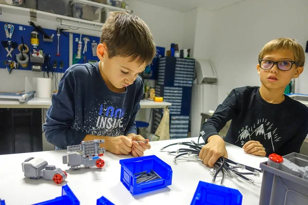 Vilnius, Litvanya - 23 Kasım 2018: Lego robot mindstorms yapma çocuk. Robot, öğrenme, teknoloji, kök çocukların eğitimi için