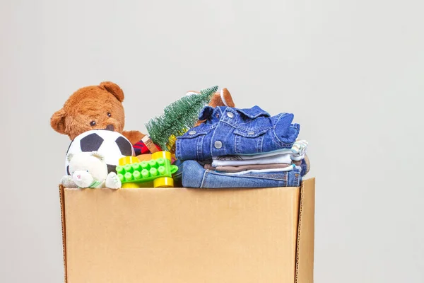 Karácsonyi adomány box játékok, könyvek, ruházat, jótékonysági — Stock Fotó