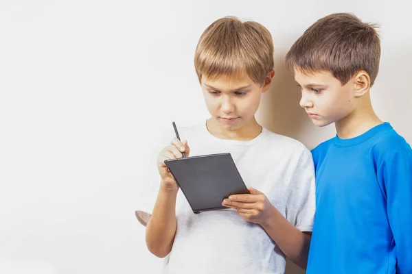 Crianças aprendendo a desenhar com tablet gráfico e caneta stylus — Fotografia de Stock