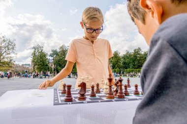 Vilnius, Litvanya - 01 Eylül 2018: Lukiskes Meydanı, Vilnius, Litvanya satranç oyunu oynayan çocuklar