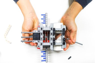 Vilnius, Litvanya - 23 Kasım 2018: Lego robot mindstorms yapma çocuk. Robot, öğrenme, teknoloji, kök çocukların eğitimi için