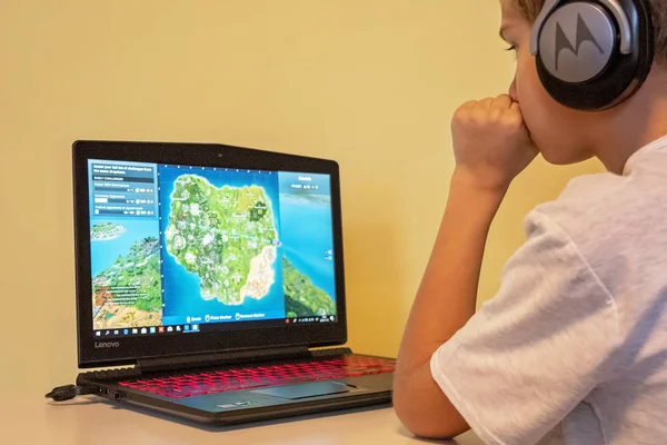 Vilnius, Litvanya - 12 Kasım 2018: Fortnite oynayan çocuk. Online oyunu Epic Games tarafından geliştirilen Fortnite olduğunu