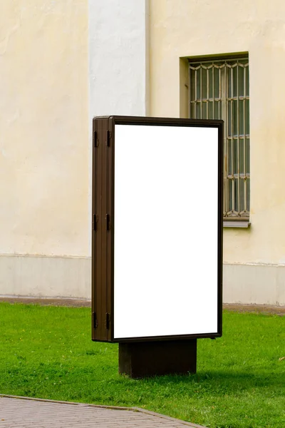 Mock up. Leeg reclamebord buitenshuis, buitenreclame, openbare informatiebord in de stad. — Stockfoto