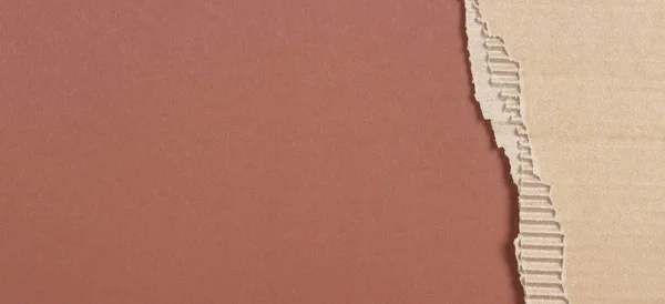 Brązowa tekturowa falista rama krawędziowa na brązowym tle — Zdjęcie stockowe