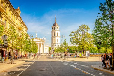 Vilnius, Litvanya - 1 Mayıs 2018: Vilnius şehir sokak - Gedimino avenue, Vilnius Katedrali ve çan kulesi yürüyüş ve güneşli bir günde Bisiklete binmek insanlarla görünümüne.