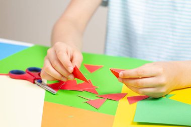 Çocuk kesme kırmızı renk kağıt ellerini