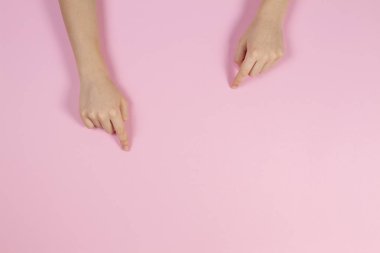 Çocuk elleri pastel pembe işaret