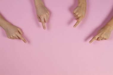 Daha fazla çocuklar el pembe bir arka plan üzerinde bir şey için işaret