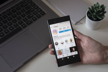 Vilnius, Litvanya - 15 Ocak 2019: Smartphone ile Instagram kullanma üstünde belgili tanımlık perde. Akıllı telefonlar için bir fotoğraf paylaşımı uygulaması Instagram olduğunu.