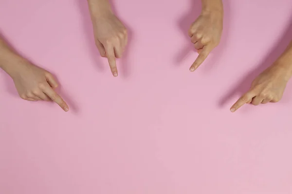 Muchas manos de niños señalando algo sobre fondo rosa — Foto de Stock