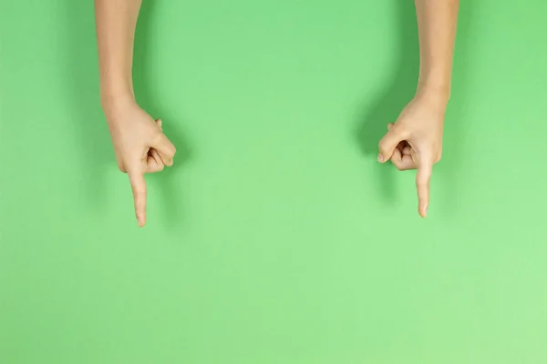 Las manos de los niños apuntando sobre fondo verde pastel — Foto de Stock