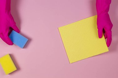 Elinde lastik eldiven pembe arka plan üzerine sünger ile