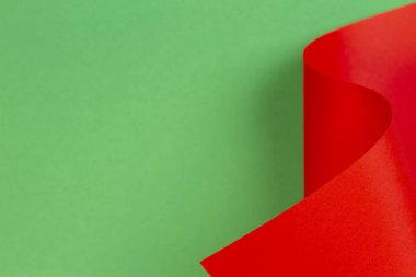 Geometrik şekillerde kırmızı yeşil renkli kağıt ile soyut renkli arka plan. Seçici odaklama