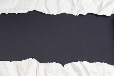Siyah arka plan kopya alanı ile ortaya çıkarmak için yırtılmış buruşuk paket kağıt