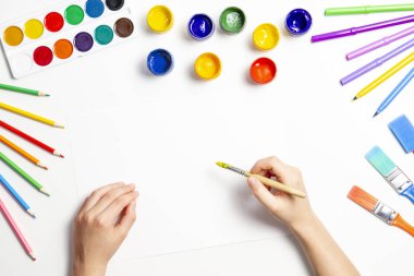 Sanat malzemeleri, üstten görünüm ile masada boyama çocuk ellerini