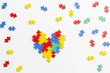 Beyaz arka plan üzerinde renkli plastik inşaat tuğlanın yapılan kalp üzerinde üstten görünüm