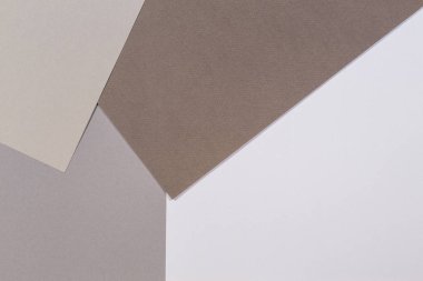 Renk kağıtları geometri kompozisyon arka plan gri ve kahverengi beyaz tonlar