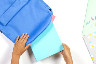 Okul hazırlıkları eğitim kavramı. Çocuk elleri sırt çantası ambalaj ve okul için hazırlanıyor