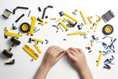 Robot araba yapma çocuk eller. Robot, öğrenme, teknoloji, kök eğitim çocuk arka planı için