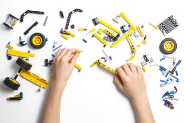 Robot araba yapma çocuk eller. Robot, öğrenme, teknoloji, kök eğitim çocuk arka planı için