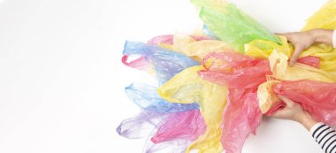 Birçok plastik torbalar beyaz arka plan üzerinde tutan eller kadın. Hiçbir plastik, çevre, kirliliği kavramı