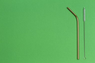 Çevre dostu paslanmaz çelik saman içme ve temizleme fırçası yeşil zemin üzerine yeniden kullanılabilir