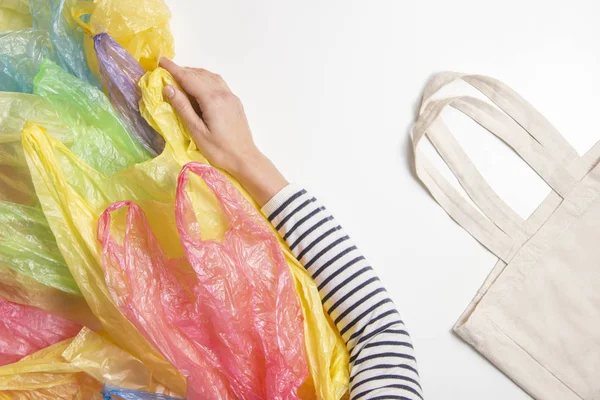Žena odmítá jediný používat plastové pytle a zvolte opakovaně použitelné nákupní taška. Neexistuje v něm koncept plastových, životního prostředí, znečištění — Stock fotografie