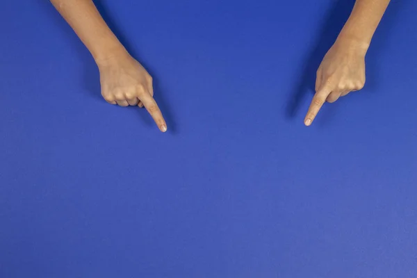 Manos de niño apuntando sobre fondo azul — Foto de Stock