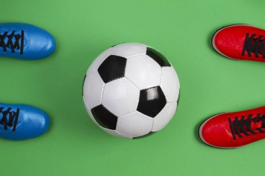 Futbol oyuncuları arasında top görüntüsü yeşil zemin üzerinde ayaklar