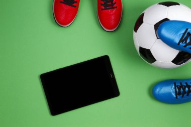 Futbol futbol arka plan. Üstten görünüm iki futbol oyuncular ayakkabı, yeşil zemin üzerine futbol topu ve tablet bilgisayar