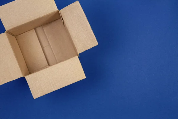 Abrir caixas de papelão vazias no fundo azul — Fotografia de Stock