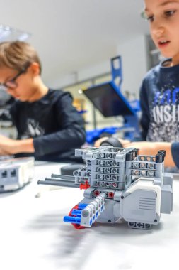 Vilnius, Litvanya - 23 Kasım 2018: Lego robot mindstorms yapma çocuk. Robot, öğrenme, teknoloji, kök çocukların eğitimi için