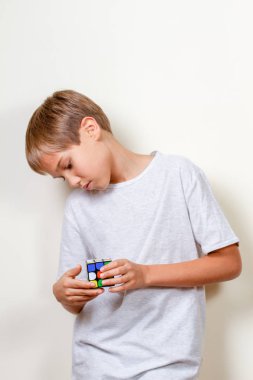 Vilnius, Litvanya - 12 Kasım 2018: Rubik küp ile oynayan çocuk