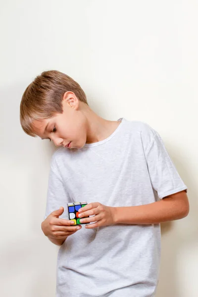 Vilnius, Lituânia - 12 de novembro de 2018: Criança brincando com cubo Rubik — Fotografia de Stock