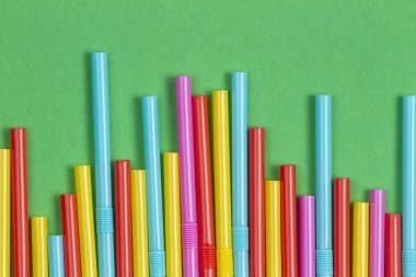 Çok renkli kokteyl yeşil zemin üzerine payet tüpler