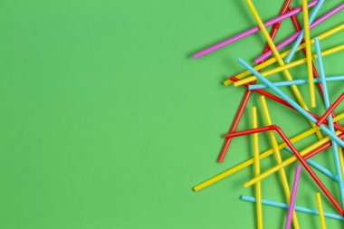 Çok renkli kokteyl yeşil zemin üzerine payet tüpler