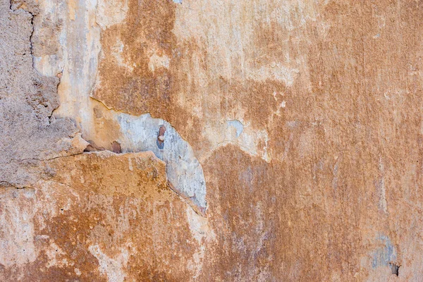 Vieux fissuré altéré Shabby jaune peint plâtré fond de mur pelé . — Photo