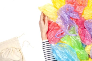 Kadın reddetti tek plastik torba kullanın ve yeniden kullanılabilir alışveriş çantası seçin. Hiçbir plastik, çevre, kirliliği kavramı