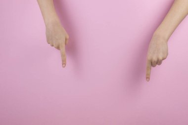 Çocuk açık pembe renkli işaret parmakları eller