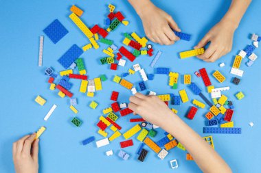 Vilnius, Litvanya - 23 Şubat 2019. Çocukların elleri masada renkli lego bloklarıyla oynar.