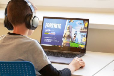 Vilnius, Litvanya - 2 Mart 2019: Çocuk Fortnite oyun oynuyor. Online oyunu Epic Games tarafından geliştirilen Fortnite olduğunu