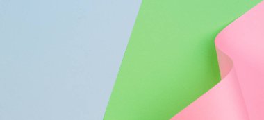 Mavi ve yeşil renkli kağıt üzerinde soyut geometrik pembe kağıt biçimi