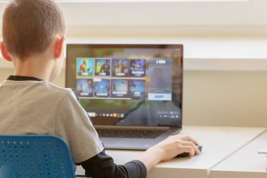 Vilnius, Litvanya - 2 Mart 2019: Çocuk Fortnite oyun oynuyor. Online oyunu Epic Games tarafından geliştirilen Fortnite olduğunu