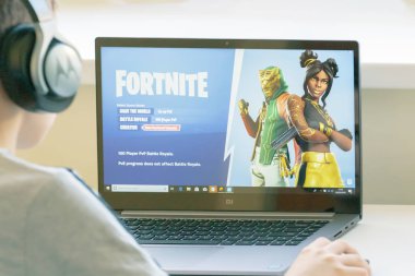 Vilnius, Litvanya - 2 Mart 2019: Çocuk Fortnite oyun oynuyor. Popüler çevrimiçi video oyunu Epic Games tarafından geliştirilen Fortnite olduğunu
