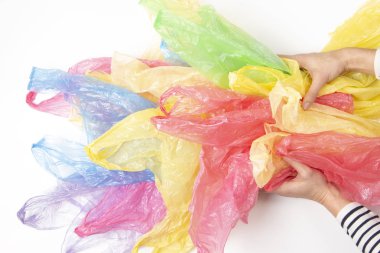 Birçok plastik torbalar beyaz arka plan üzerinde tutan eller kadın. Hiçbir plastik, çevre, kirliliği kavramı