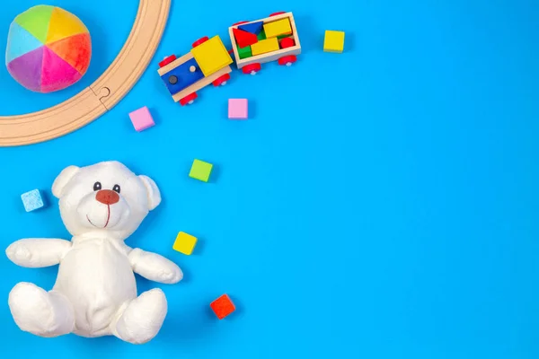 Giocattoli per bambini sfondo con orsacchiotto, treno in legno e blocchi colorati — Foto Stock