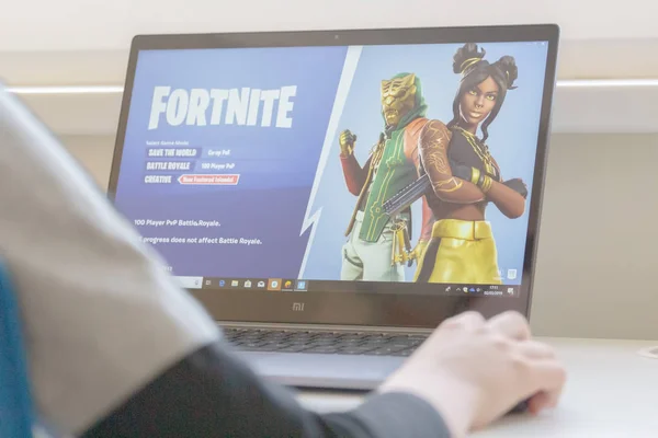 Vilnius, Lituânia - 2 de março de 2019: Criança jogando jogo Fortnite. Fortnite é popular jogo de vídeo online desenvolvido pela Epic Games — Fotografia de Stock